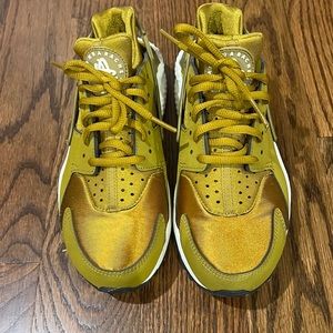 Nike gold women’s huarache worn once size 7